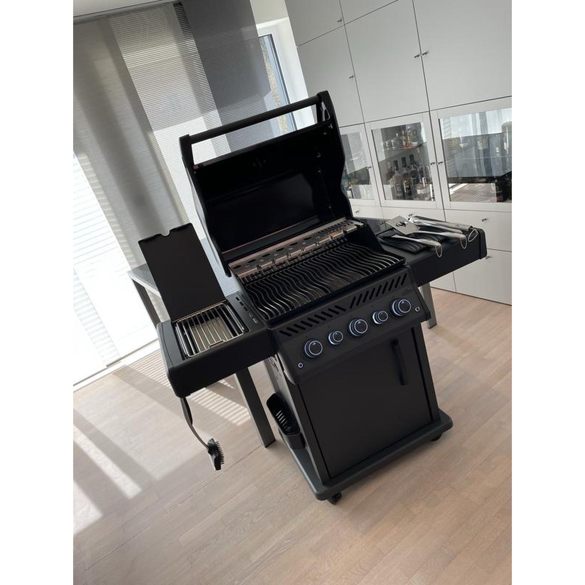 Napoleon Phantom Rogue SE 425 RSIB Freestanding Gas Grill with Infrared Rear & Side Burners - Matte Black